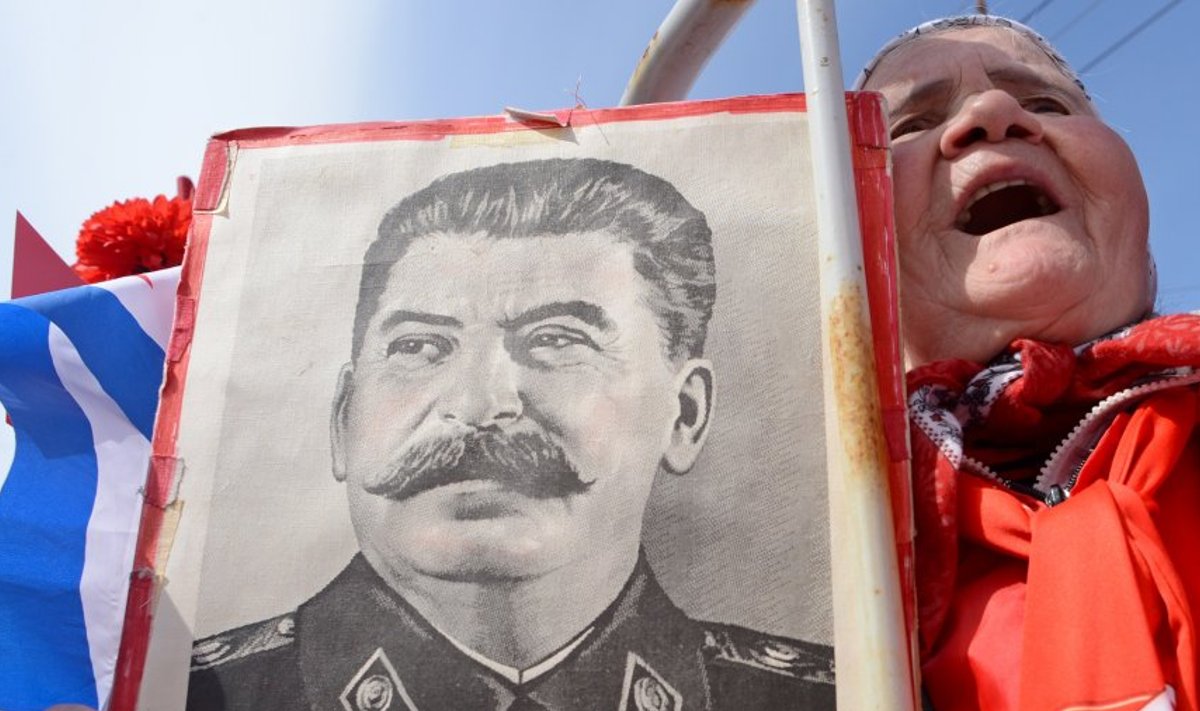 Kõige rohkem nutavad Stalinit taga Venemaa kommunistid, ent ka võimud suhtuvad kõva­käelisse juhti üha soojemalt. Hitleriga Berliinis niimoodi ei marsiks.