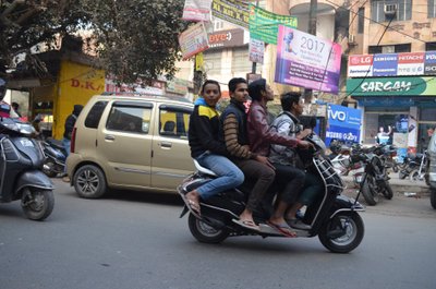 Liiklus India moodi – ühel rolleril korraga neli ilma kiivriteta noormeest! 