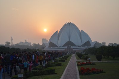 India pealinnas paiknev lootose tempel, bahai usuliste pühakoda, mis on kuuldavasti turistide poolt isegi külastatuim kui Taj Mahal. 