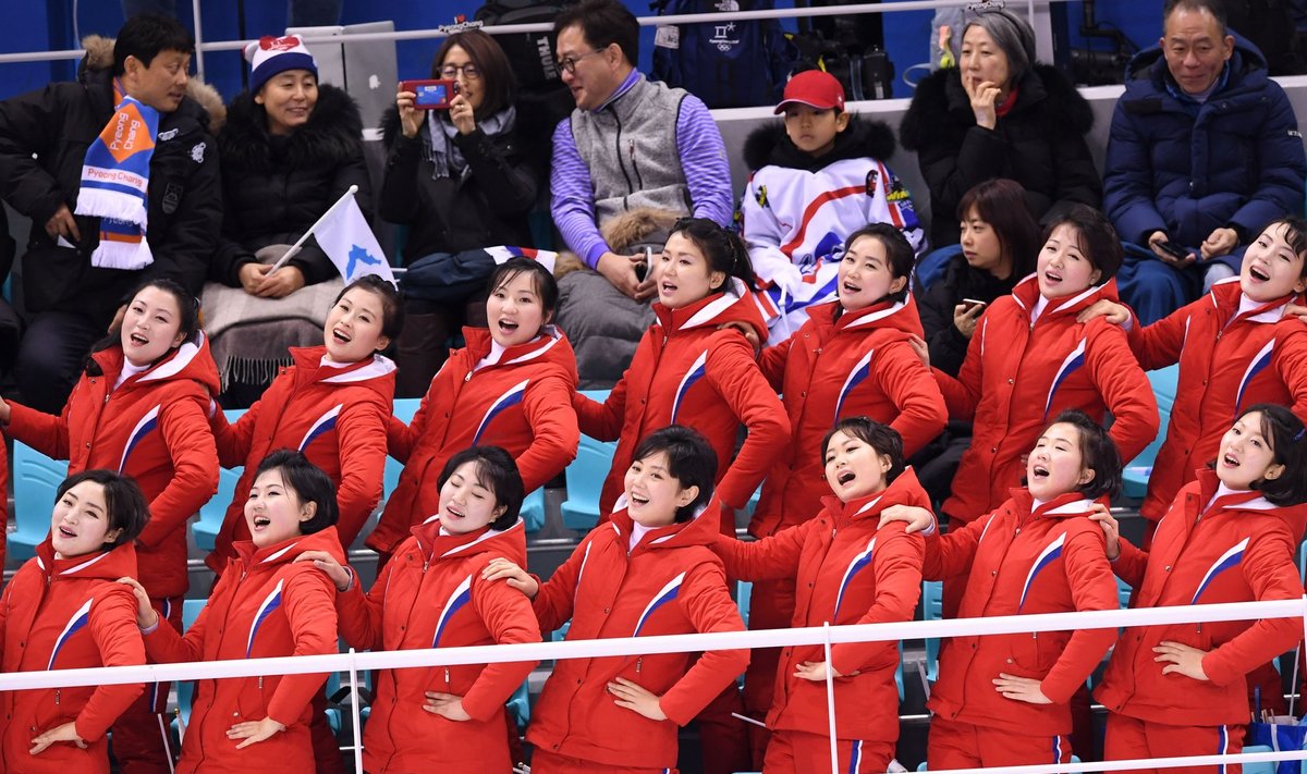 Põhja-Koreast pärit naisterahvad tribüünidel hoogsalt hokimängule kaasa elamas.