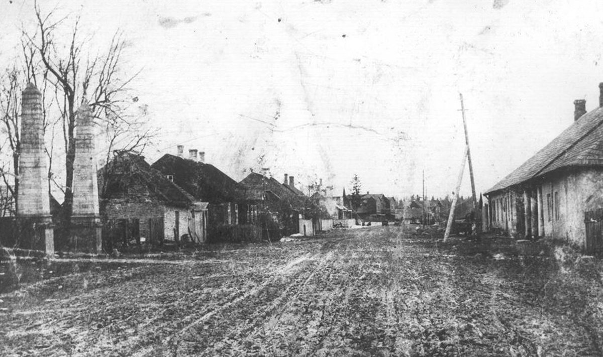 Väino Riismaalt saadud foto. Paremal Kukema kõrts, kus asus kunagi leivatööstus, praegu on siin Harda poe plats, vasakul Haimre pst ots. Pildistamise aeg enne 1916. aastat
