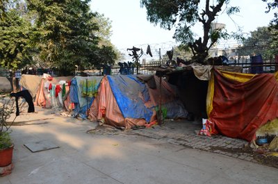 New Delhi uuemas, uhkemas ja vaiksemas rajoonis olev telkelamutega täidetud tänav. 