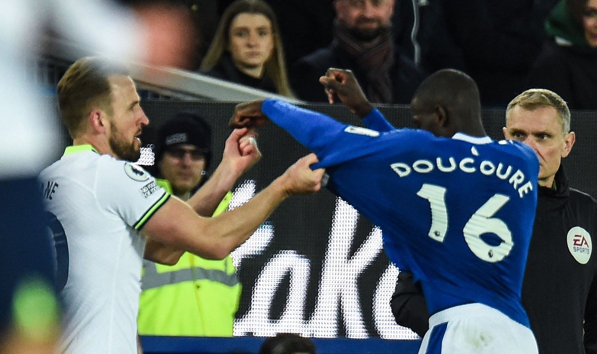 Evertoni ja Tottenhami mängus nähti kaht punast kaarti, iluväravat ja penaltit. Pildil Harry Kane ja Abdoulaye Doucoure.