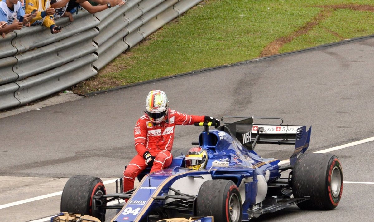 Sebastian Vettel kaasmaalase Pascal Wehrleini masinal 