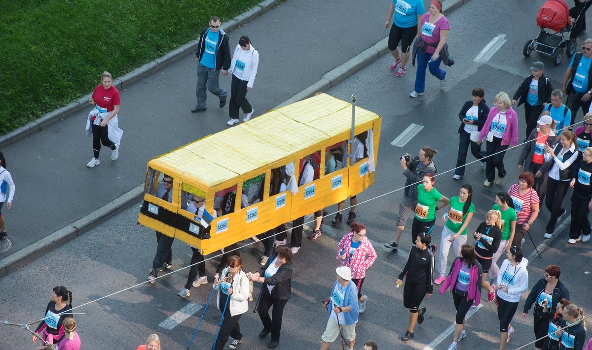 Tänapäeva ühiskonnale iseloomulik pilt: vanemad daamid harrastavad rahvaspordiüritusel üheskoos kepikõndi, üks seltskond on võtnud aga nõuks asendada kondiauruga bussi.