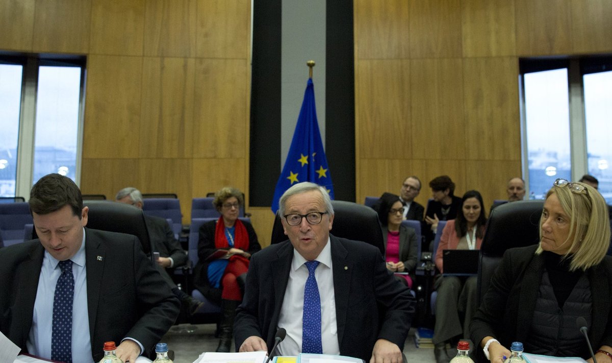 Jean-Claude Juncker (keskel)