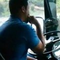 VIDEO: Bussijuht loeb roolis olles rahulikult e-raamatut