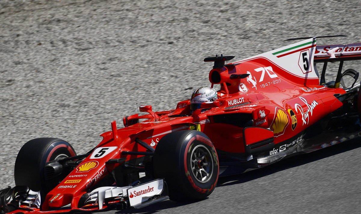 Sebastian Vettel leppis Ferrari fännide ees 3. kohaga. 
