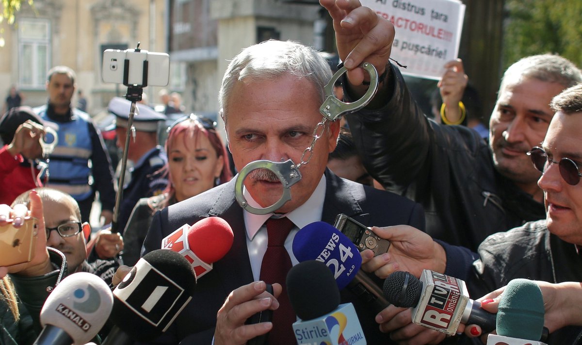 Rumeenia mõjuvõimsama poliitiku Liviu Dragnea viimase kohtuprotsessi ajal mullu oktoobris näitas üks protestija, mida ta poliitikust arvab.