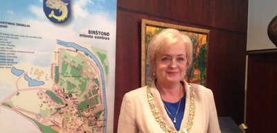 На фото - мэр Бирштонаса Нийоле Диргинчите, которую переизбрали на третий срок - заслуженно.