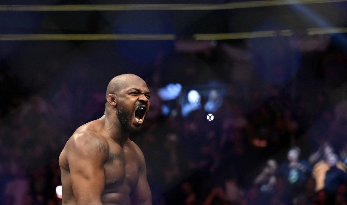 Jon Jones naasis võidukalt ringi.