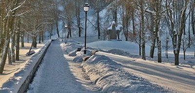 Бирштонас встретил нас блаженной тишиной и запорошенной снегом статуей Великого князя Витаутаса, который гонял тут зубров на рубеже 14-15 веков.