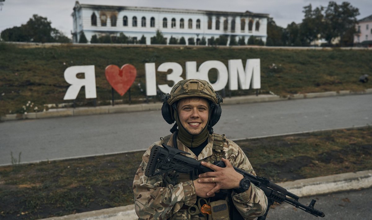 MA ARMASTAN IZJUMI: Rõõmus Ukraina sõdur vabastatud Ukraina linnas.