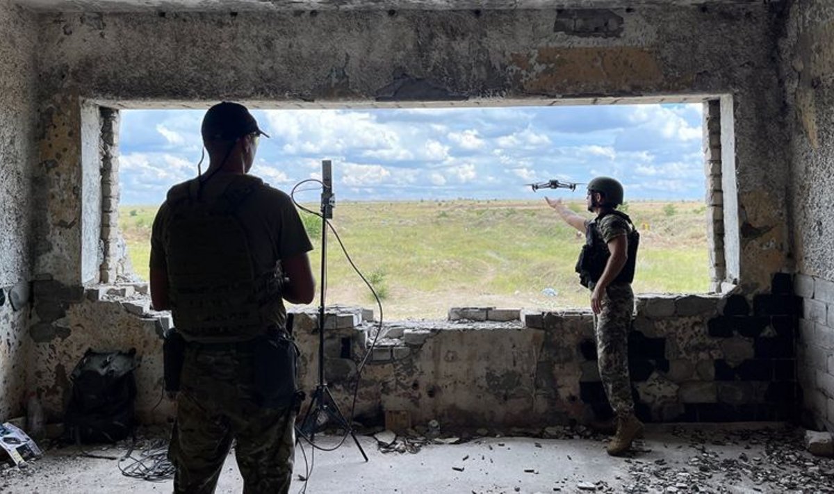 Украинские бойцы сопротивления используют дроны для обнаружения целей и передают координаты военным