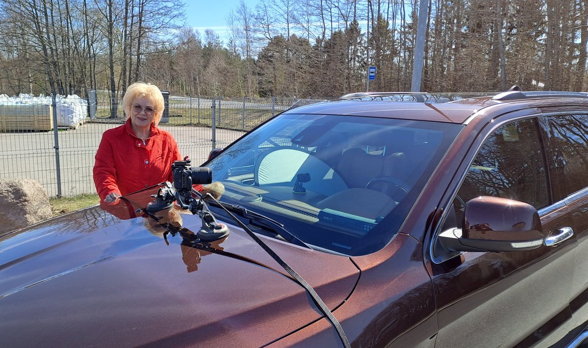 VIDEOVÕTTEL Anne Veski sõidab videos oma Jeep Cherokee`ga, mille kapotile oli filmimiseks paigaldatud kaamera.