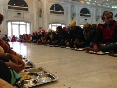  Sikhistide templisse on oodatud kõik inimesed, olenemata nende religioonist või mõnest muust tunnusest. Kolm korda päevas saavad kõik soovijad ka tasuta süüa. 