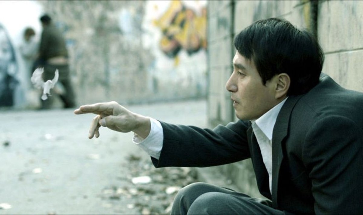 Parima režissööri au sai endale Lõuna-Korea lavastaja Kyu-Hwan Jeon teose „Taak” eest. Kaader filmist