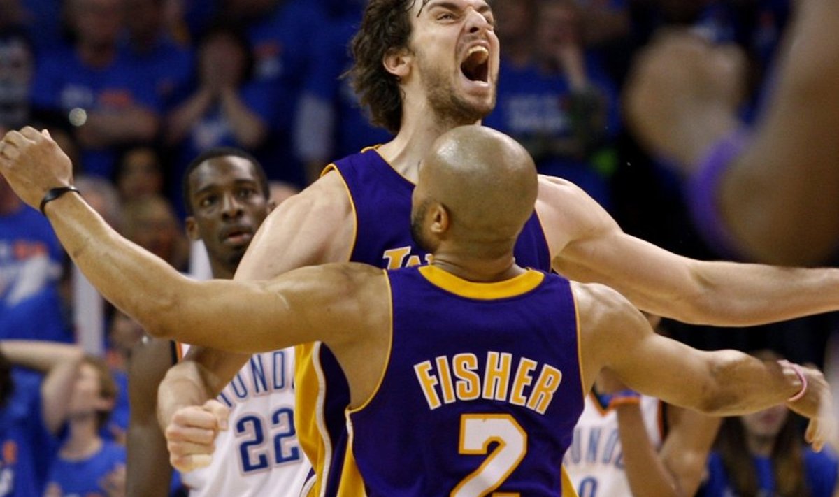 Los Angeles Lakers Pau Gasol (top) of Spain, celebrates his game-winning shot with teammate Derek Fisher (2) as Oklahoma City Thunder forward Jeff Green (22) looks on during Game 6 of their NBA Western Conference playoff series in Oklahoma City, April 30, 2010. REUTERS/Bill Waugh (UNITED STATES - Tags: SPORT BASKETBALL)