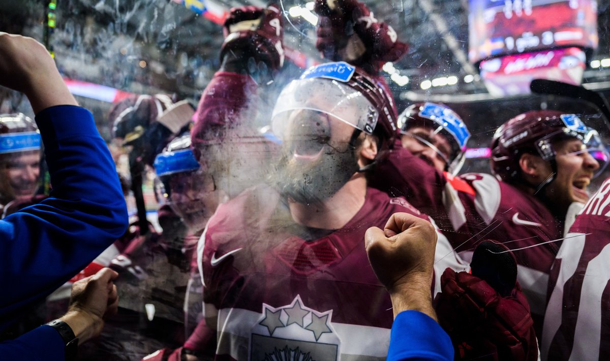 Сборная Латвии празднует первый в истории выход в полуфинал чемпионата мира