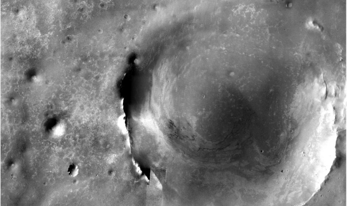 Marsi pinnal leidub nii suuremaid kui väiksemaid löögijälgi. Hiiglasliku Endeavouri kraatri läbimõõt on 22 kilomeetrit