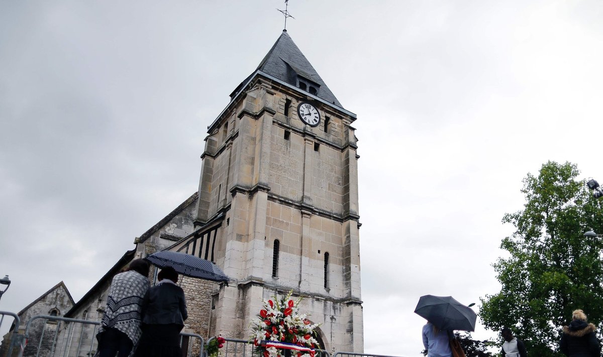 Leinajad ja lilled Saint-Etienne-du-Rouvray kiriku ees, kus Islamiriigi nimel tapeti katoliku preester.