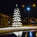 ФОТО | В Вильянди вновь установили оригинальную "елку" из уличных фонарей