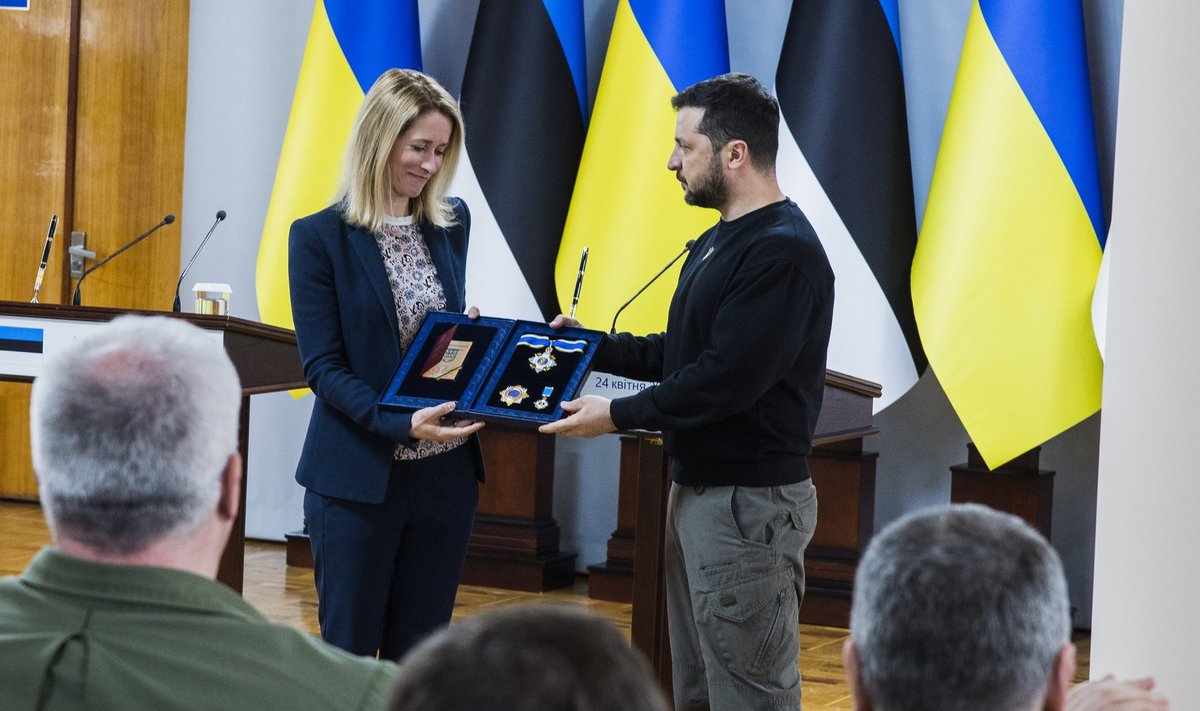 AITÄH, EESTI: Zelenskõi ulatab Kaja Kallasele Žõtomõris Vürst Jaroslav Targa ordeni.