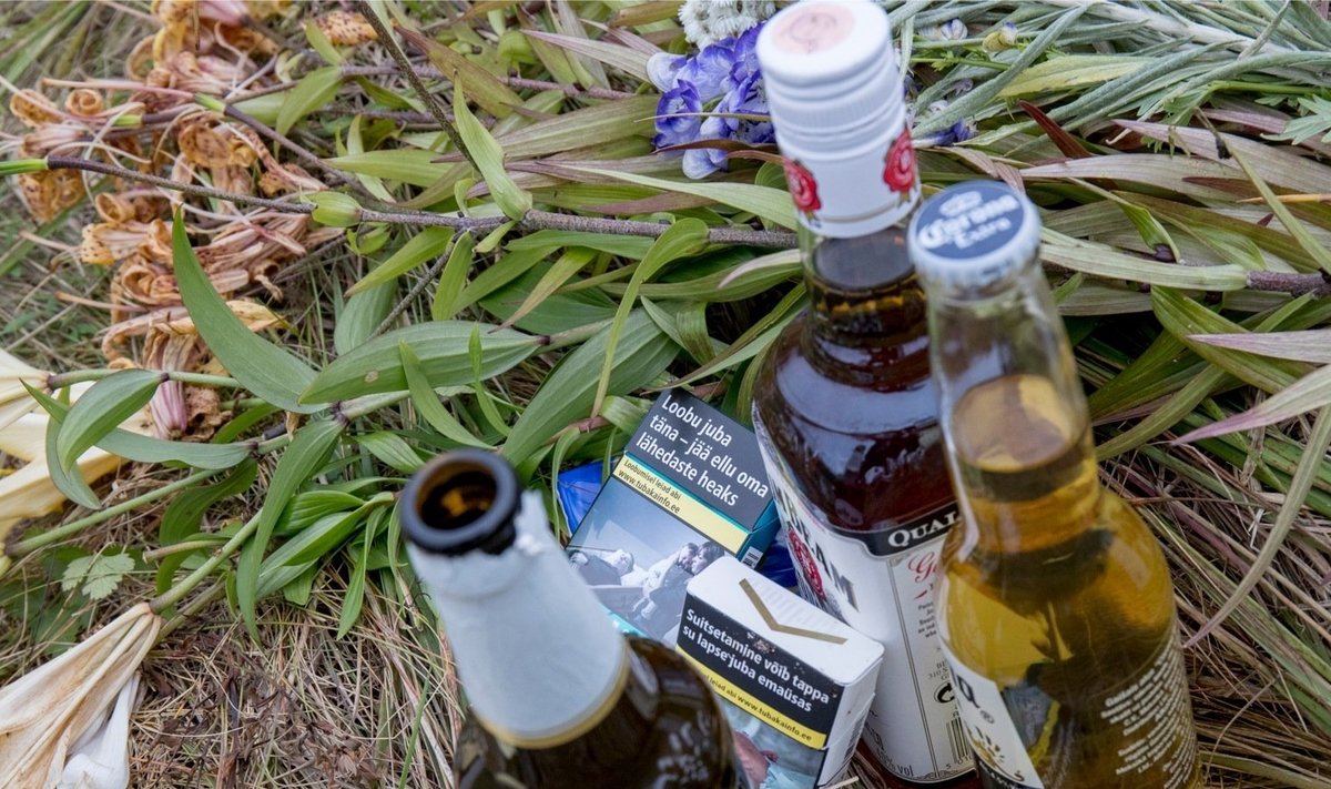 Paika, kus Tanel fentanüüli üledoosi tõttu suri, on toodud lilli, aga ka alkoholipudeleid ja sigarette.