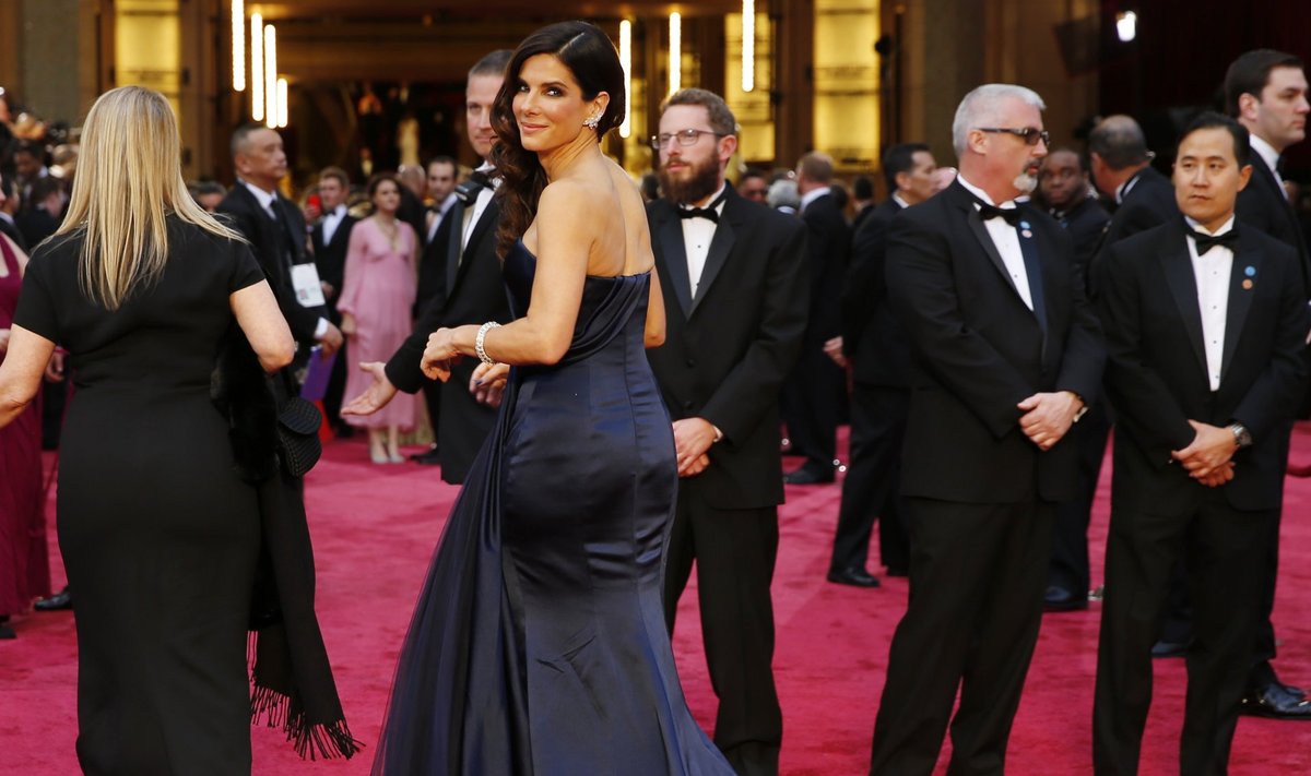 Sandra Bullock kleiti valides kanga läikivusele pildil ei mõelnud - ahter mõjub lausa hiiglaslikult ja öösinine kleit pigem lõpuballile sobivalt