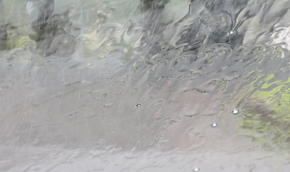 Täna sadas Kuressaares paarikümne minuti jooksul rahet ja tugevalt kallas ka vihma