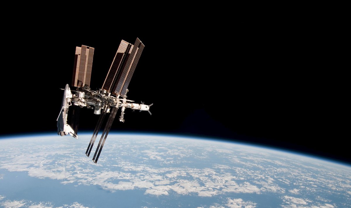 Rahvusvaheline kosmosejaam süstikuga Endeavour. 