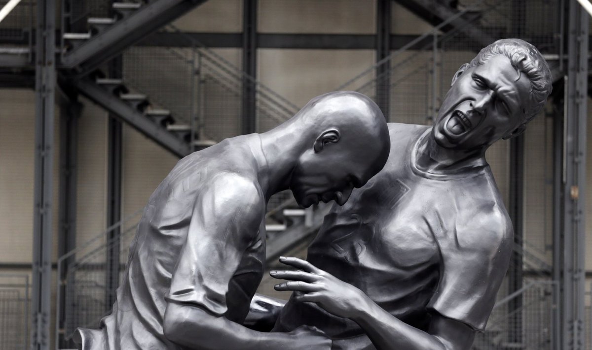 Zidane'i peahoopi kujutav skulptuur.