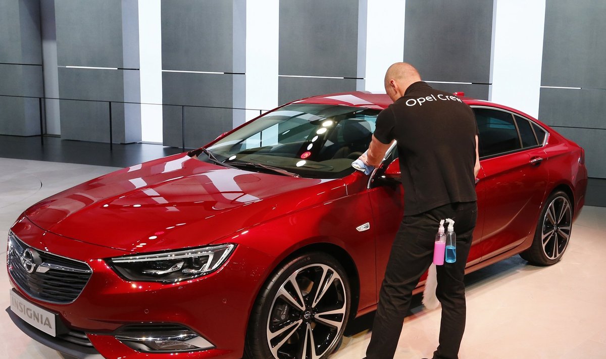 Tänavu märtsis lõi Opeli töötaja Genfi autonäitusel läikima uue Opel Insignia, mille Eesti autoajakirjanikud valisid aasta autoks 2017.