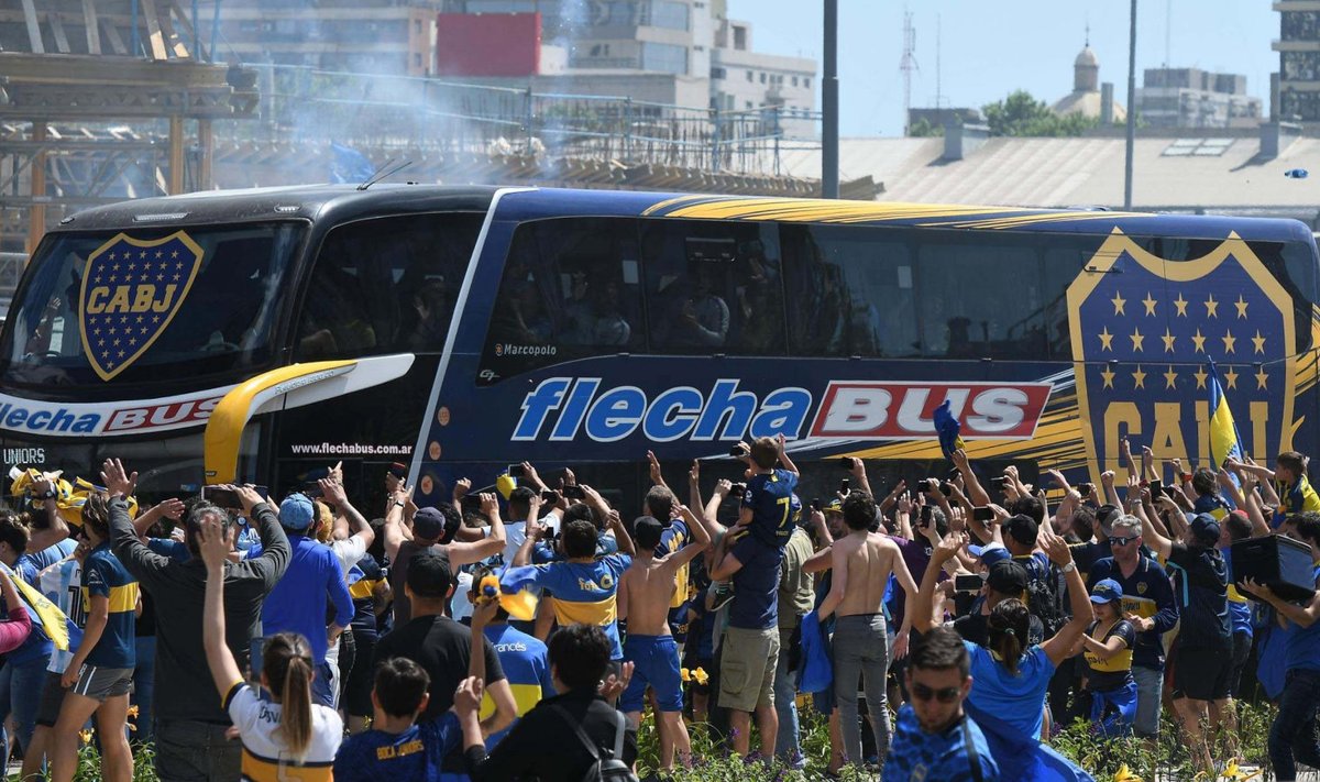 Boca fännid oma meeskonna bussi tervitamas