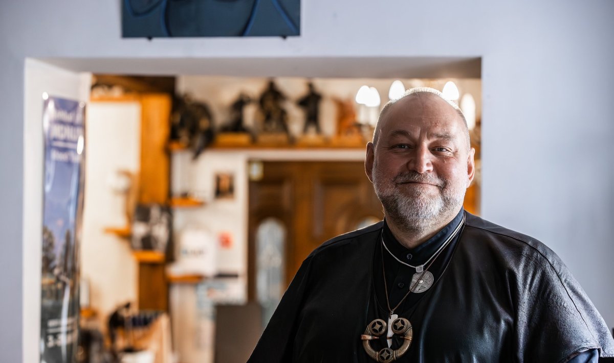 Tallinnas Uuel tänaval käib Tauno Kangro tööd tegemas, elab aga Laitses asuvas graniitvillas.