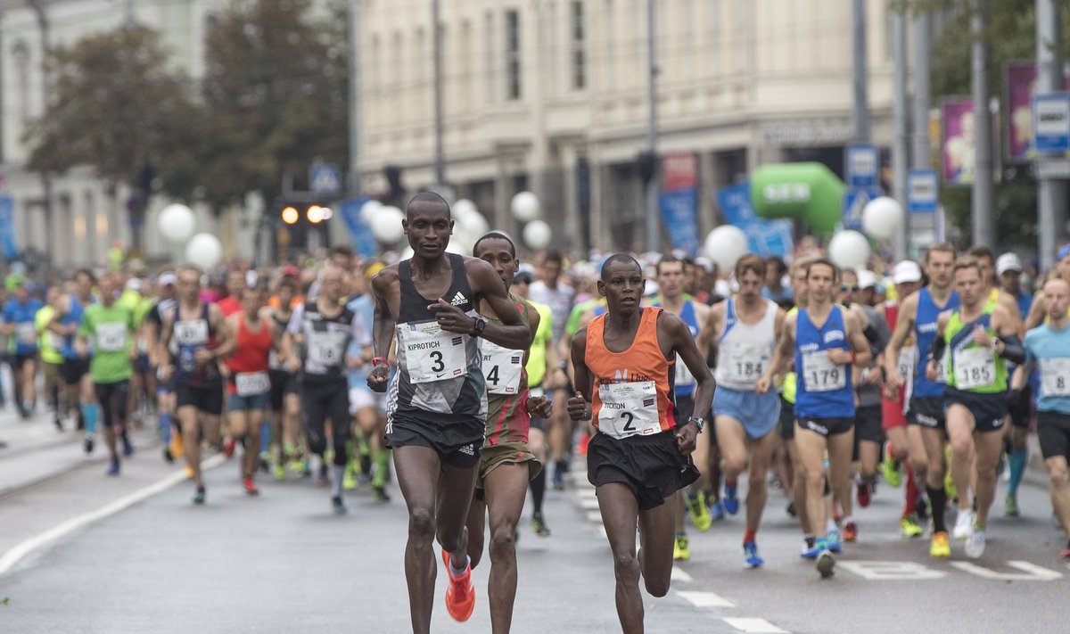 Keenia jooksjad läksid kohe stardist oma teed.