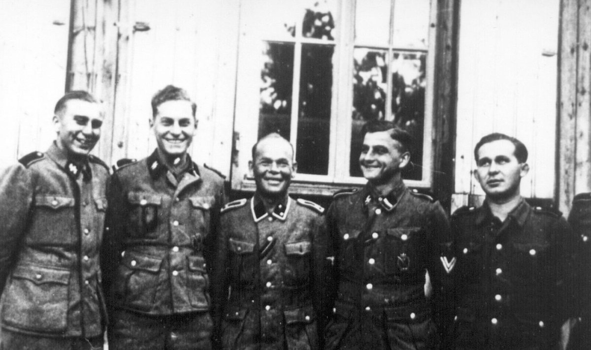 Eesti Leegioni sõdurid 1943. aastal Heidelaagris õppustel. Mälestuste autor Heino Tammemäe on kõige vasakpoolsem.