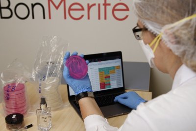 BonMerité laboris uuritakse tootearenduste vastupidavust mikrobioloogiale.