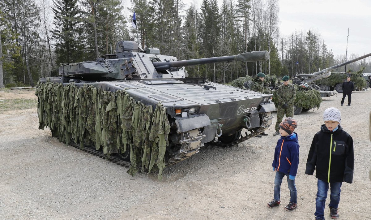 Kevadtormi külalistepäev sõjatehnika tutvustamine