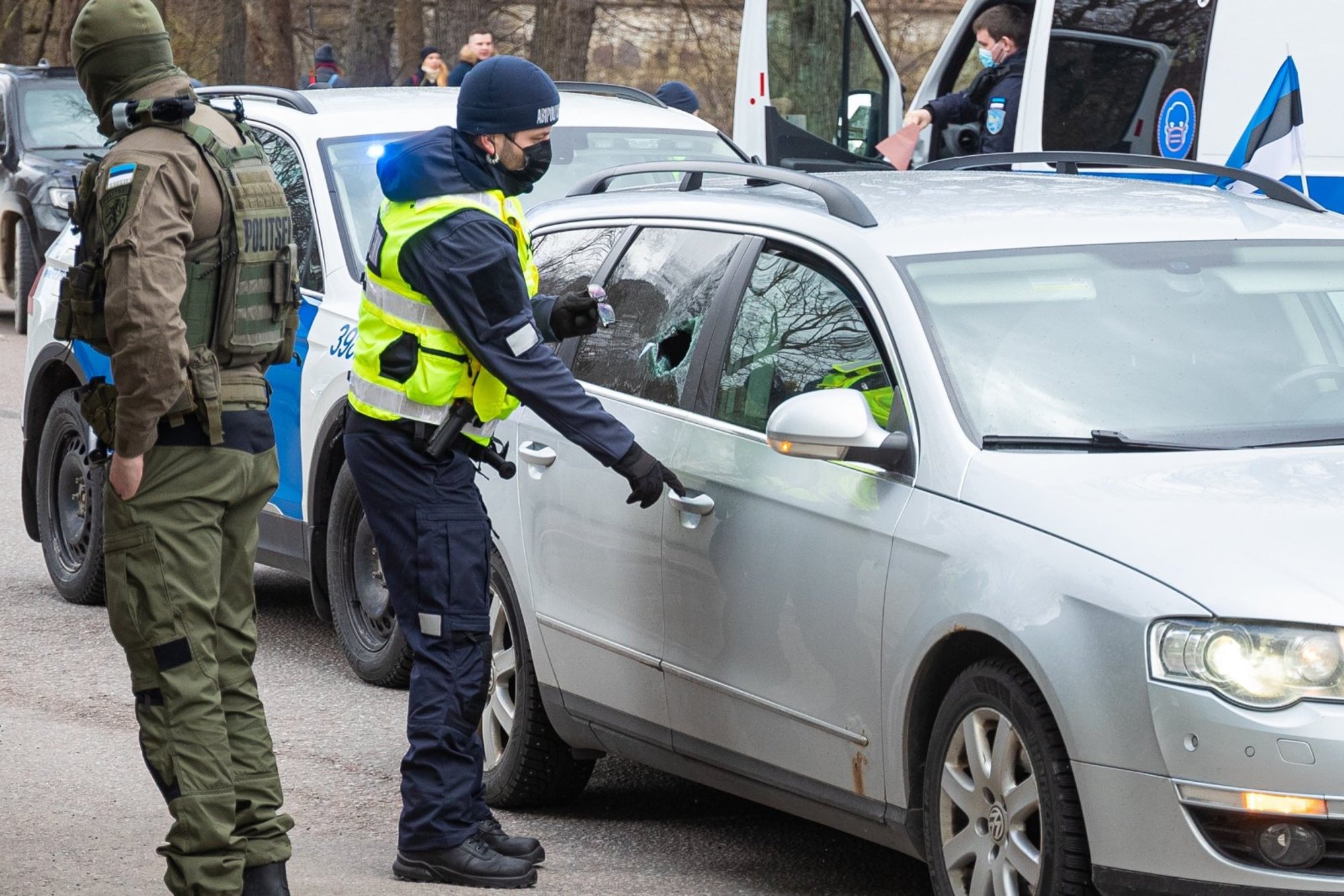 Сигнал полиции. Полицейский разбивает окно автомобиля. Полицейская машина под окном ночью. Как стать полицейским в Эстонии?. Полиция в деле фото.