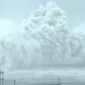 Видео: Огромные волны накрывают 23-метровый маяк