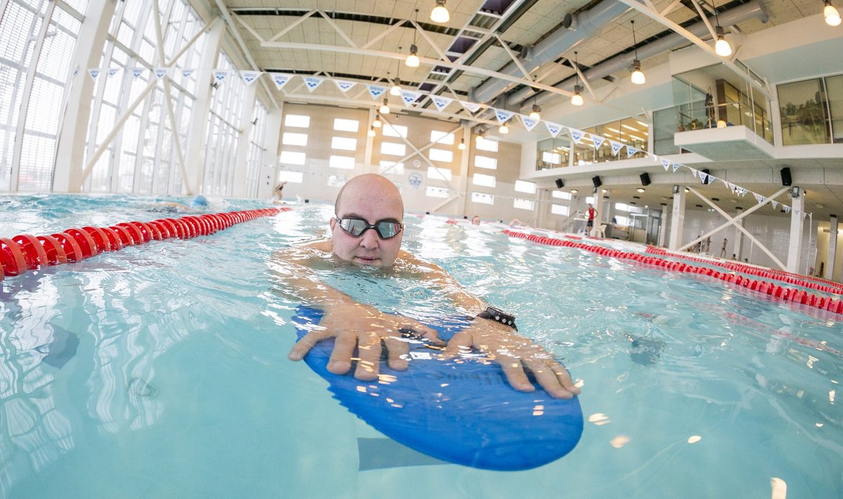 Margus teeb Õismäe ujulas trenni – eesmärgiga ujuda 50 meetrit alla 40 sekundi.