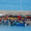 Канарские острова вместо туристов захлестнула волна мигрантов