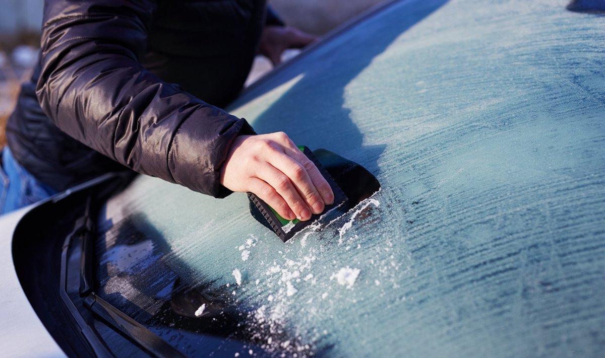 Talvistel hommikutel tuleb arvestada tunduvalt suurema ajakuluga enne sõitma hakkamist. Kuni auto seestpoolt soojeneb, saab väljastpoolt jääkihti eemaldada.