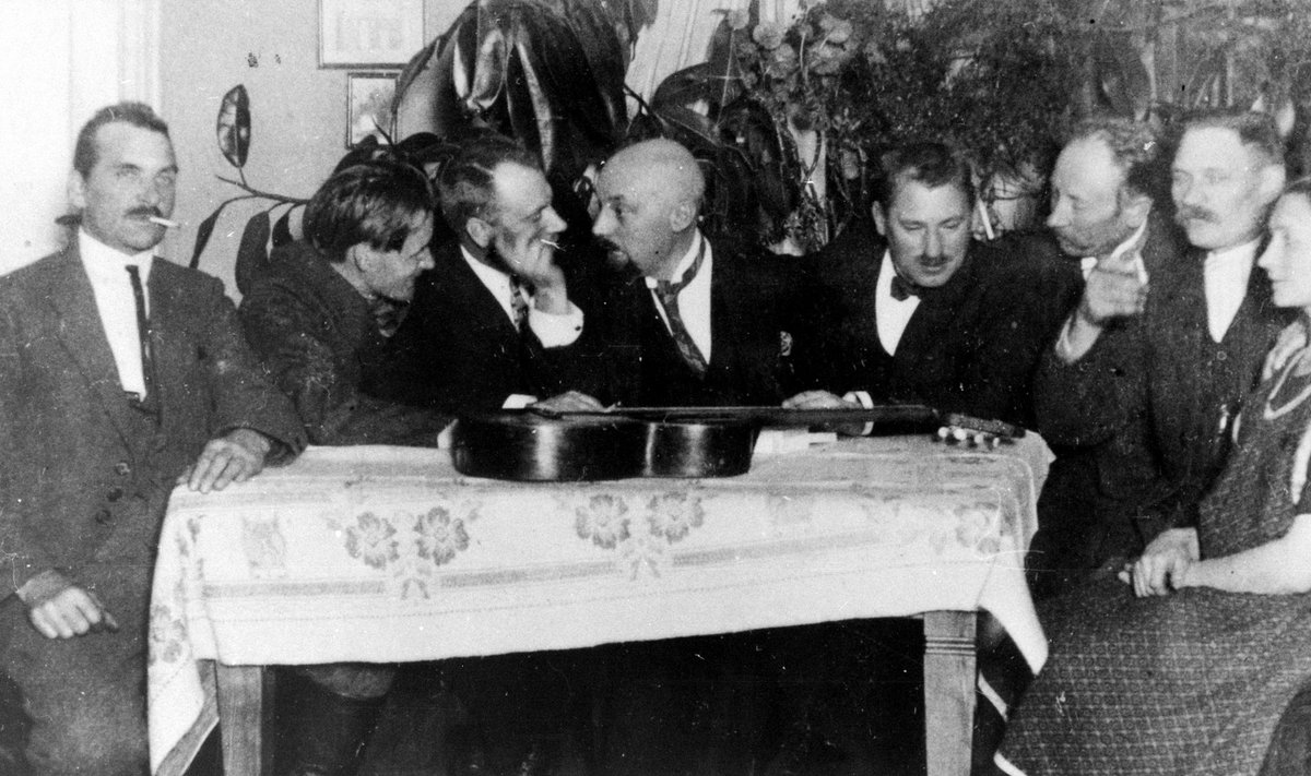 KÕVA KÄEGA ÕPETAJAD: Kildu kooli õpetaja Jüri Mielberg (vasakult teine) ja koolijuhataja Madis Raabe (vasakult kolmas) koosviibimisel kaupmees Jüri Uti (paremalt teine) kodus 1928. aastal. Keskel helilooja Mart Saar.