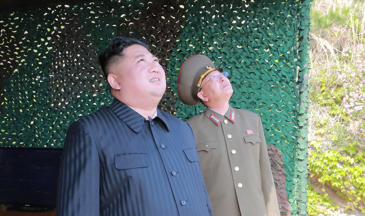Eile avaldas Põhja-Korea riigimeedia foto sellest, kuidas Kim Jong-un päev varem relvakatsetusi jälgis.