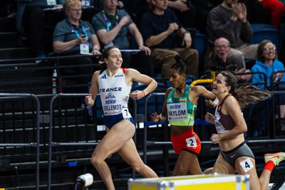 Rõõmus pilguheit ekraanile. Prantslanna Agathe Guillemot võitis äsja naiste 1500 meetri oma eeljooksu ja pääses otse finaali.