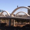 VIDEO: Hullumeelne trikirattur vallutas hiiglasliku silla...ja jäi ellu!
