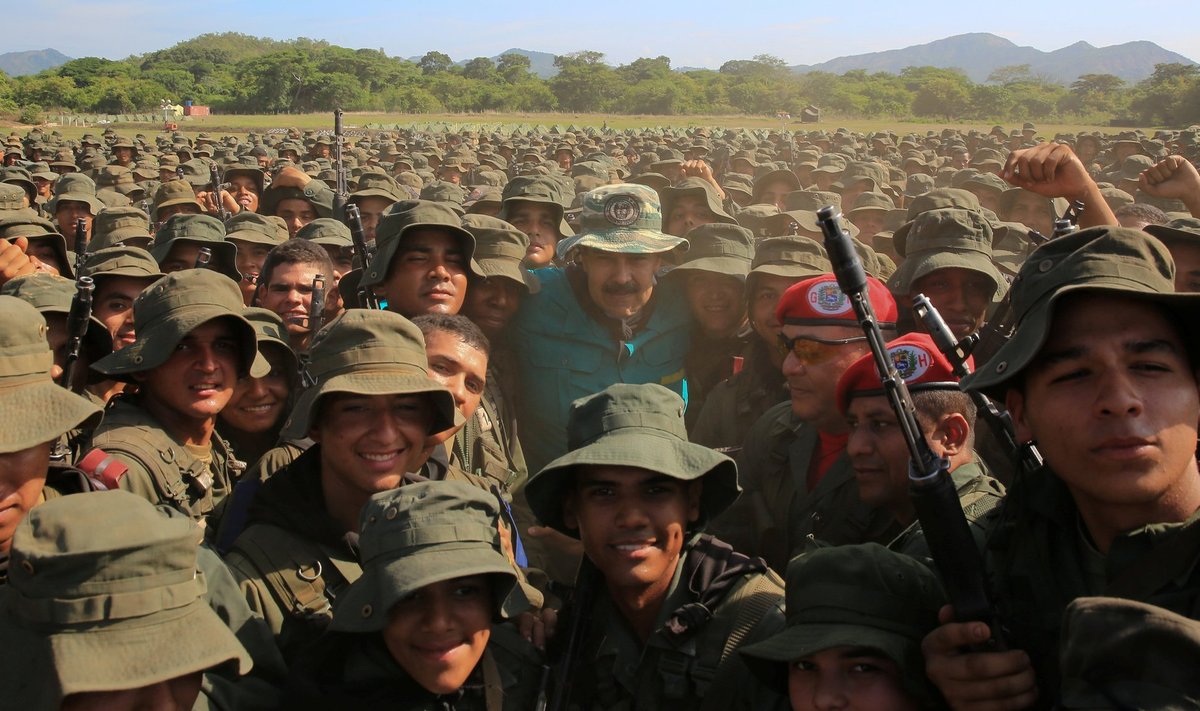 Venezuela president Nicolás Maduro avaldas üleeile foto endast sõdurite keskel, andes märku, et nende toetus pole kuhugi kadunud.