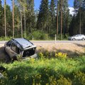 DELFI FOTOD SÜNDMUSKOHALT: Looduspiltide tegemiseks teeservas seisma jäetud autole sõideti tagant sisse